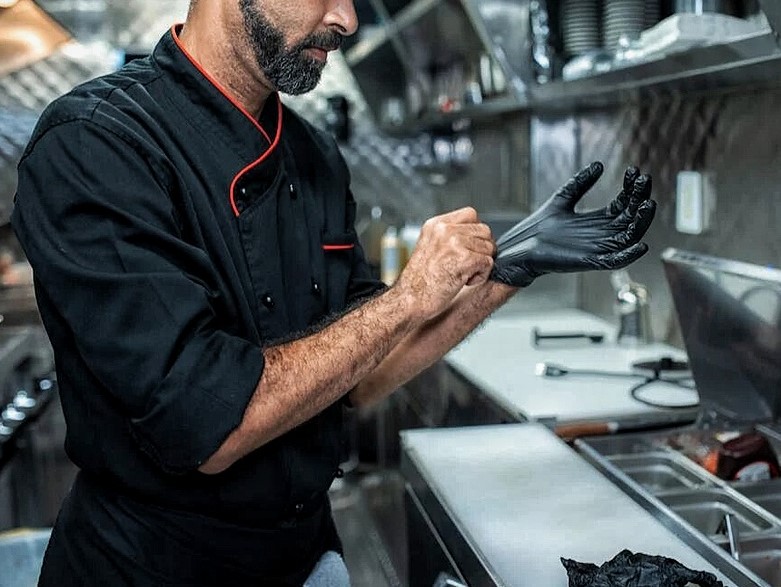 Chef preparando tacos mexicanos